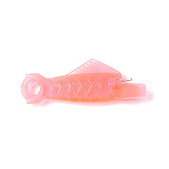 魚の形をしたプラスチック製の針糸通し  スレッドガイドツール  ニッケルメッキ鉄フック付き  ピンク  33x12x4mm&nbsp;TOOL-K010-01A