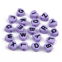 Perles en émail acrylique opaque, trou horizontal, coeur avec des lettres noires mélangées, lilas, 7x7x4mm, Trou: 1.5mm, environ 3600 pcs/500 g