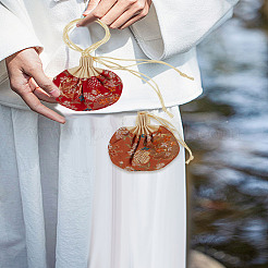 3 шт. 3-цветные шелковые и атласные мешочки-саше с вышивкой в виде цветов ко Дню святого Валентина с кисточкой&nbsp;AJEW-LP0012-28A