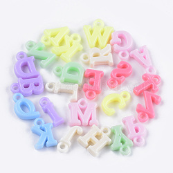 Opake Acryl Anhänger, gemischten Buchstaben, Mischfarbe, 13~15x6~13x3.5 mm, Bohrung: 2 mm, ca. 2100 Stk. / 500 g