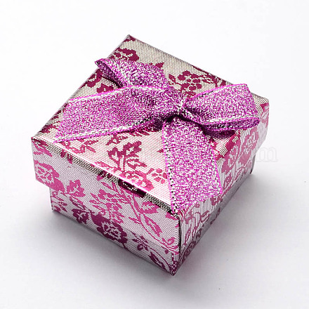 Saint Valentin petite amie présente des paquets des boîtes à bagues carrées en carton CBOX-S010-A03-1