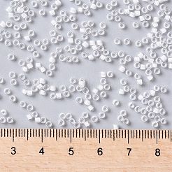 TOHOラウンドシードビーズ  日本製シードビーズ  （981f）白い裏地のクリスタルマット  11/0  2.2mm  穴：0.8mm  約1110PCS /ボトル  10 G /ボトル&nbsp;SEED-JPTR11-0981F
