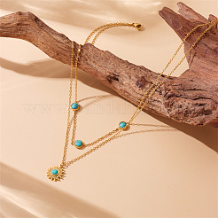 Collana a doppio strato con ciondolo a forma di sole in acciaio inossidabile 304 e turchese sintetico per donna&nbsp;WG3B16F-01