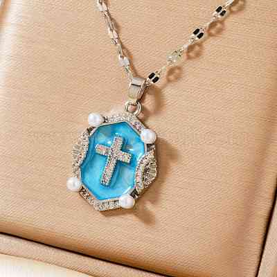 Блестящие ретро-латунные подвески с микропаве из прозрачных кубических цирконий в форме овала с крестом и эмалью YR4811-4-1