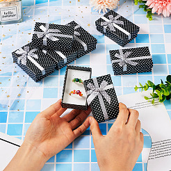 Schmuckgeschenkboxen aus Karton mit Tupfenmuster und Schleife&nbsp;X1-CON-TAC0001-10E
