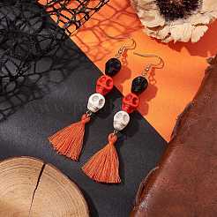 Boucles d'oreilles pendantes en turquoise teintées synthétiques avec tête de mort d'Halloween&nbsp;EJEW-JE05883-01