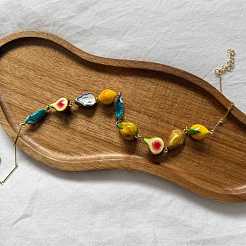 Halsketten aus Kunstharz mit Frucht- und Fischmotiven sowie Gliedern aus einer Legierung für Damen&nbsp;WG7A601-01
