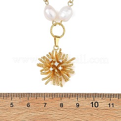 Collar con colgante de flor de latón con micro pavé de circonitas cúbicas y cadena Figaro con perla natural para mujer&nbsp;NJEW-JN06616