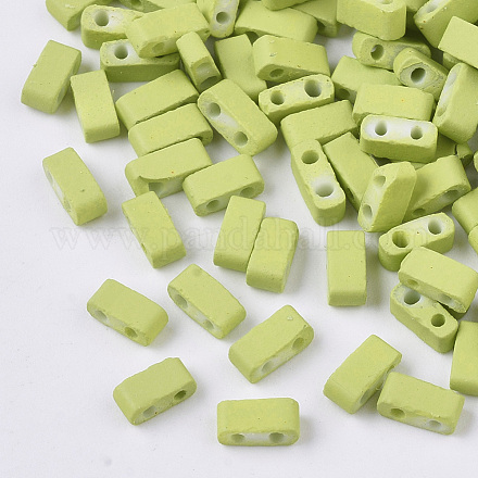 2ホールガラスシードビーズ  ラバー加工スタイル  長方形  黄緑  4.5~5.5x2x2~2.5mm  穴：0.5~0.8mm SEED-S023-31B-06-1