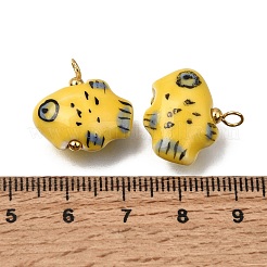 手作りの磁器のペンダント  魚のチャーム  真鍮パーツ  手描き  18KGP本金メッキ  きいろ  20~21x18.5x8.5~9mm  穴：2mm&nbsp;PR-CBA0027-10G-04