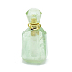 多面的な天然蛍石の開閉可能な香水瓶ペンダント  真鍮のパーツとガラスのエッセンシャルオイルのボトル  30~40x14~18x11~14mm  穴：0.8mm  ガラス瓶容量：3ml（0.101液量オンス）  宝石の容量：1ml（0.03液量オンス） G-E556-04F-2