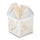 レーザーカット紙は、ハートと花のキャンディーボックスをくり抜く  リボン付きの正方形  結婚式のベビーシャワーパーティーのためのギフト包装を好む  ホワイト  5x5x7.6cm CON-C001-03-4