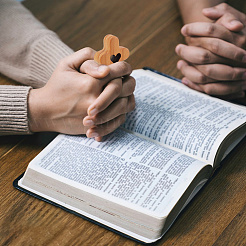 5 шт. деревянный крест с сердечками&nbsp;AJEW-DC0003-55