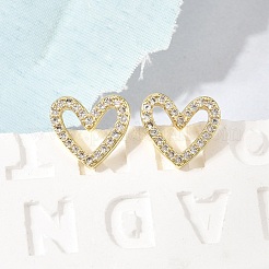 Valentinstag-Ohrstecker in Herzform aus Messing mit Mikropavé und klaren Zirkonia&nbsp;EJEW-C186-17G-02