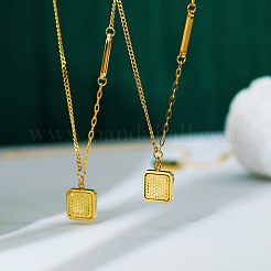 Женские цепочки с текстурированным квадратным кулоном из нержавеющей стали 304.&nbsp;WG76D8C-01