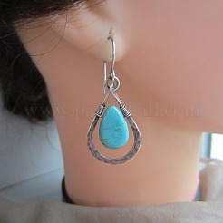 合金ダングルピアス  ティアドロップ  合成ターコイズ付き  銀  36x16mm&nbsp;WGEE1F9-01