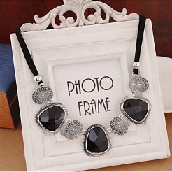 Collane a pettorina da donna con anello a bavaglino ovale trapezoidale in lega di vetro dalle forme esagerate.&nbsp;WG667FB-02