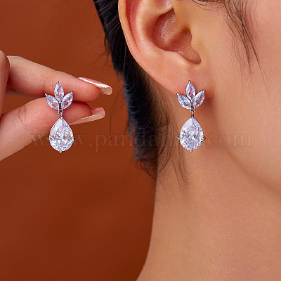 Элегантные серьги-гвоздики в форме капли из латуни с микропаве из прозрачных кубических цирконий GC0643-2-1