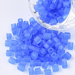 6/0 transparentes abalorios de cristal de la semilla, colores esmerilado, agujero cuadrado, cubo, azul, 6/0, 3~5x3~4x3~4mm, agujero: 1.2~1.4 mm, aproximamente 4500 unidades / bolsa