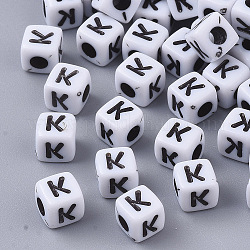 Weiße undurchsichtige Acrylperlen, horizontales Loch, Würfel mit schwarzem Alphabet, letter.k, 4~5x4~5x4~5 mm, Bohrung: 1.8 mm, ca. 240 Stk. / 20 g