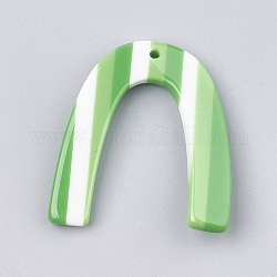 Colgantes de la resina, forma de u con patrón de rayas, verde claro, 38x32~35x3~4mm, agujero: 1.5 mm