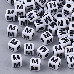 Cuentas acrílicas opacas blancas, agujero horizontal, Cubo con alfabeto negro, letter.m, 4~5x4~5x4~5mm, agujero: 1.8 mm, aproximamente 6470~6500 unidades / 500 g