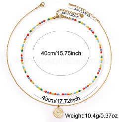 Boho-Halskette aus farbenfrohen Glasperlen in Doppelreihen mit Anhänger aus Edelstahl in Form einer Heiligen-Benedikt-Medaille.&nbsp;OL9548-1