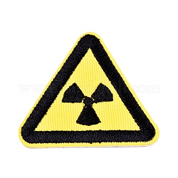 Tela de bordado computarizada para planchar / coser parches, accesorios de vestuario, triángulo con señal de advertencia, precaución radiación ionizante, amarillo, 50.5x45.5x1.3mm