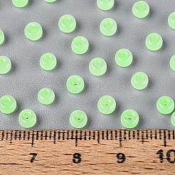 内側が透明なガラスシードビーズ6/0個。  ロンデル  丸い穴  春の緑  4x3mm  穴：1.2~1.5mm  約6080個/ポンド&nbsp;SEED-N008-08T