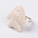 調整可能な魚の溶岩岩の宝石用原石の指輪  プラチナメッキ真鍮パーツ  ホワイト  19mm RJEW-I015-02-2