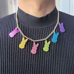 Подвеска-нагрудник в виде пасхального кролика из акрила с блестками и цепочками из сплава.&nbsp;FS-WG2FC95-02