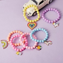 子供のための虹色のエナメルチャームがセットされたキャンディーカラーのアクリルラウンドビーズストレッチブレスレット  ミックスカラー  内径：1-3/4インチ（4.6cm）  6個/セット&nbsp;BJEW-PH01488