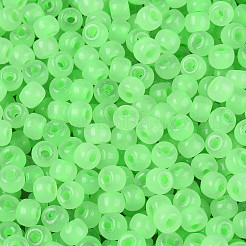 内側が透明なガラスシードビーズ6/0個。  ロンデル  丸い穴  春の緑  4x3mm  穴：1.2~1.5mm  約6080個/ポンド&nbsp;SEED-N008-08T
