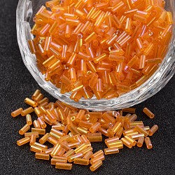 Perles de bugle en verre, couleurs transparentes arc, orange, 3~5x1.8~2mm, Trou: 0.8mm, environ 12000 pcs/450 g