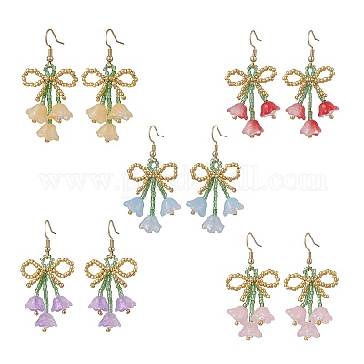 Серьги-подвески из стеклянных бусин ручной работы в виде цветка с бантом EJEW-MZ00655-1