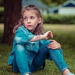 子供のための虹色のエナメルチャームがセットされたキャンディーカラーのアクリルラウンドビーズストレッチブレスレット  ミックスカラー  内径：1-3/4インチ（4.6cm）  6個/セット&nbsp;BJEW-PH01488
