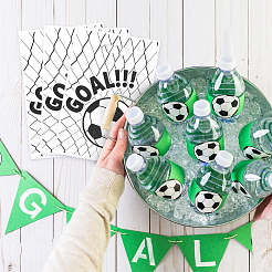 50 Stück Geschenktüten aus Kunststoff mit Fußballmuster und gestanztem Lochgriff&nbsp;ABAG-WH0046-65