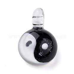 Pendentifs en verre au chalumeau fait main feng shui, pyrex, demi-tour avec yin yang, noir, 27x17x10mm, Trou: 4mm