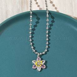 Латунные подвески в форме цветка с розовым и прозрачным кубическим цирконием и эмалевым паве&nbsp;NJEW-G183-04P