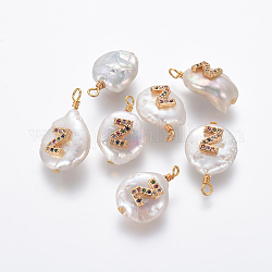 Pendentifs de perles d'eau douce de culture naturelle, avec accessoires zircon cubique micro pave en laiton, plat rond avec la lettre, colorées, or, letter.z, 16~19x11~12x6~8mm, Trou: 1.8mm