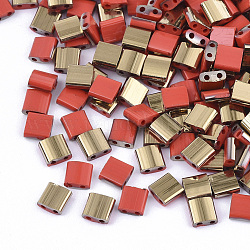 2 trous perles de rocaille de verre, couleurs semi-dorées, carrée, rouge, 5x4.5~5.5x2~2.5mm, Trou: 0.5~0.8mm, environ 118 pcs/10 g