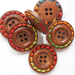 Rondes 4-holebuttons avec du fil coloré enveloppés, Boutons en bois, selle marron, 25 mm de diamètre