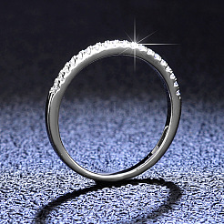 Anillos de banda lisa con micro pavé de circonitas cúbicas en plata de ley bañada en rodio&nbsp;WGF7D9C-24