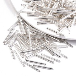 Perle di bugle in vetro galvanizzato, foro rotondo, colori metallici, Argento Placcato, 25x2.5mm, Foro: 1 mm, circa 1800pcs/scatola