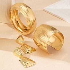 Комплекты из браслетов-манжет и серег-гвоздиков из сплава с грубой текстурой FS-WGCEEF2-01