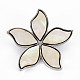 Broche de concha blanca natural con forma de flor G-N333-012A-RS-2