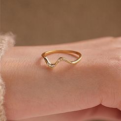 Anillo de dedo con circonita cúbica transparente y micropavé de plata de ley en forma de onda.&nbsp;FS-WG6021D-10