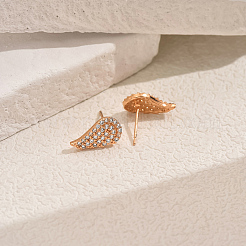 Серьги-гвоздики в форме крыла с прозрачными кубическими цирконами и латунным паве OI9849