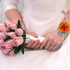 Корсаж на запястье в виде цветка из ткани и пены с пластиковой жемчужиной&nbsp;BJEW-WH0022-33A