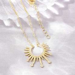 Collares con colgante de sol de latón con micro pavé de circonitas cúbicas transparentes&nbsp;KK-CBA4547-09G